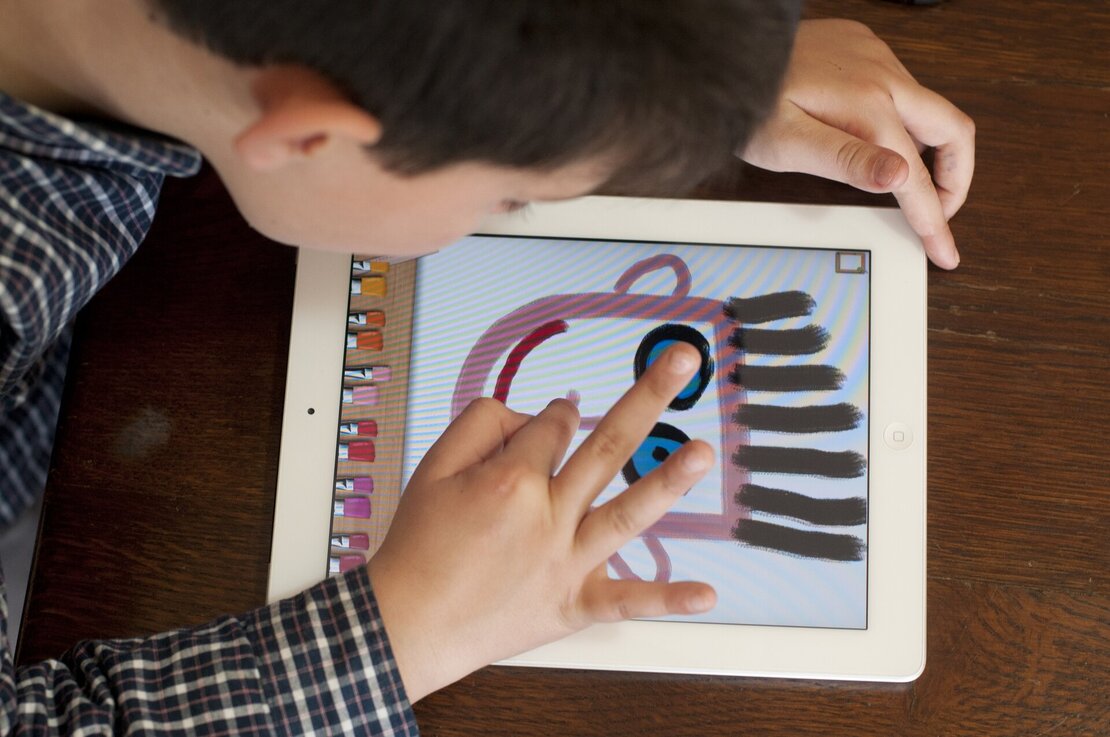 Nahaufnahme der Hände eines Kindes und eines Erwachsenen, die beide in Strickseile eingewickelt sind.