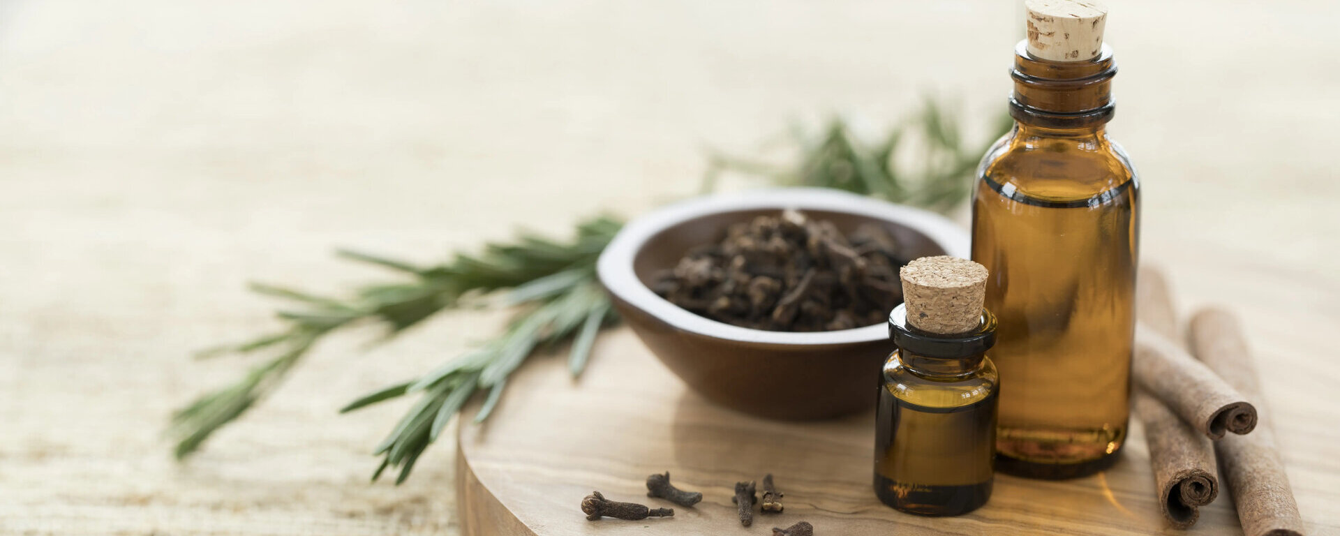 Ätherische Öle mit Rosmarin und Zimt.