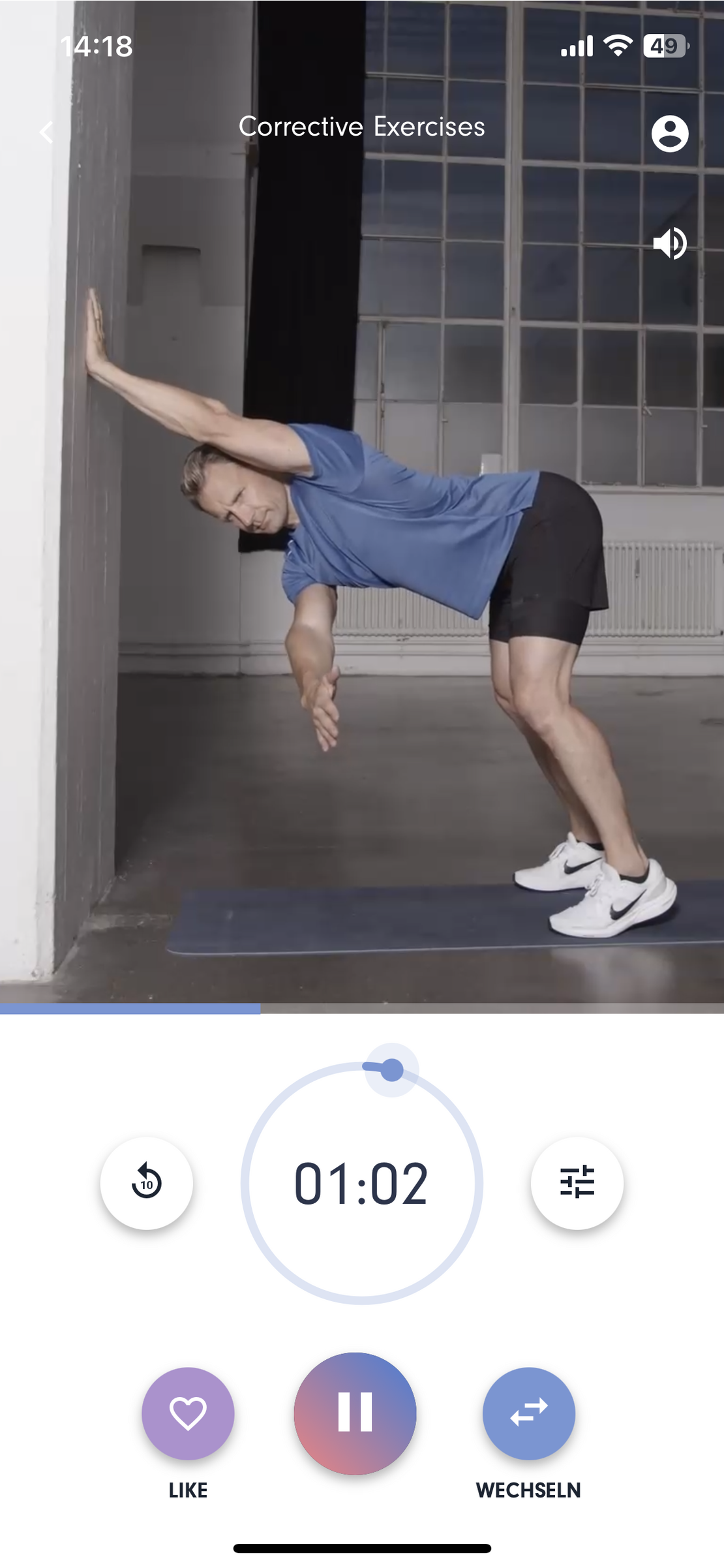 Ein Screenshot der App AIMO mit einem Mann, der eine Übung ausführt.