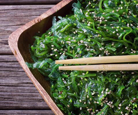 Algen mit Essstäbchen