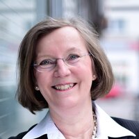 Das Foto zeigt Julia Scharnhorst, die gegen eine Wand lehnt.