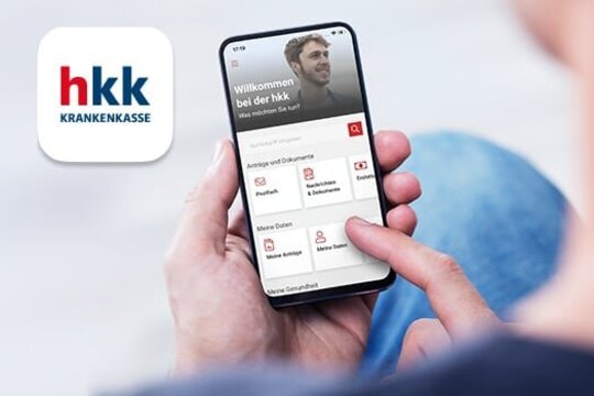 Jemand hat ein Handy in der Hand auf dem man die hkk App sehen kann.