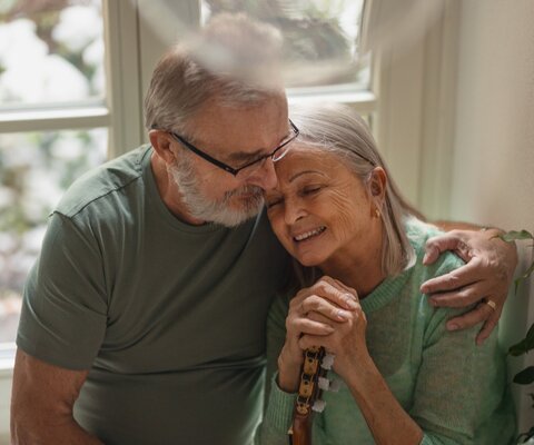 Portrait eines älteren, sich um armenden Päärchens