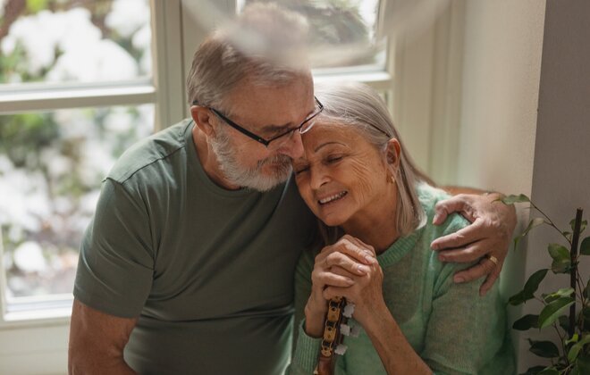 Portrait eines älteren, sich um armenden Päärchens