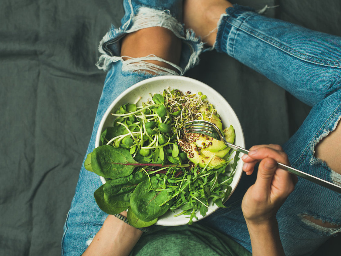 Eine Bowl mit verschiedenen grünen Gemüsearten.