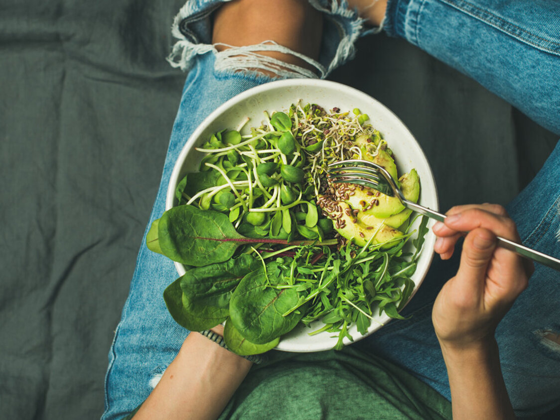 Eine Bowl mit verschiedenen grünen Gemüsearten.