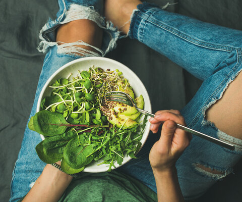 Eine Bowl mit verschiedenen grünen Gemüsearten.