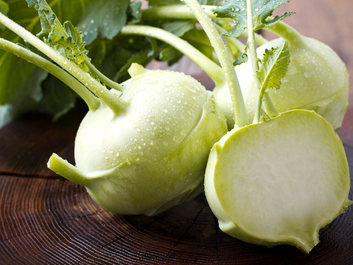 Nahaufnahme eines frischen Kohlrabis auf einem Holztisch.