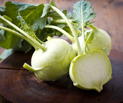 Nahaufnahme eines frischen Kohlrabis auf einem Holztisch.