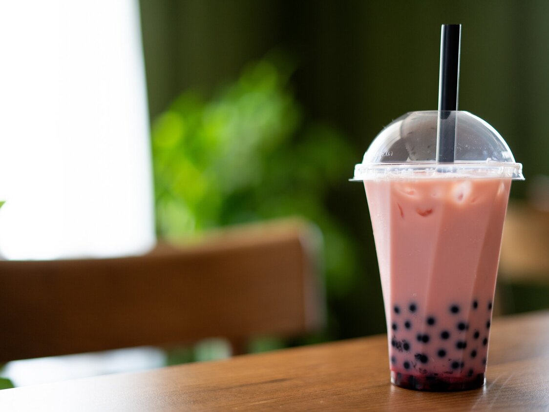 Bubble-Tea in einem Plastikbecher auf einem Tisch.