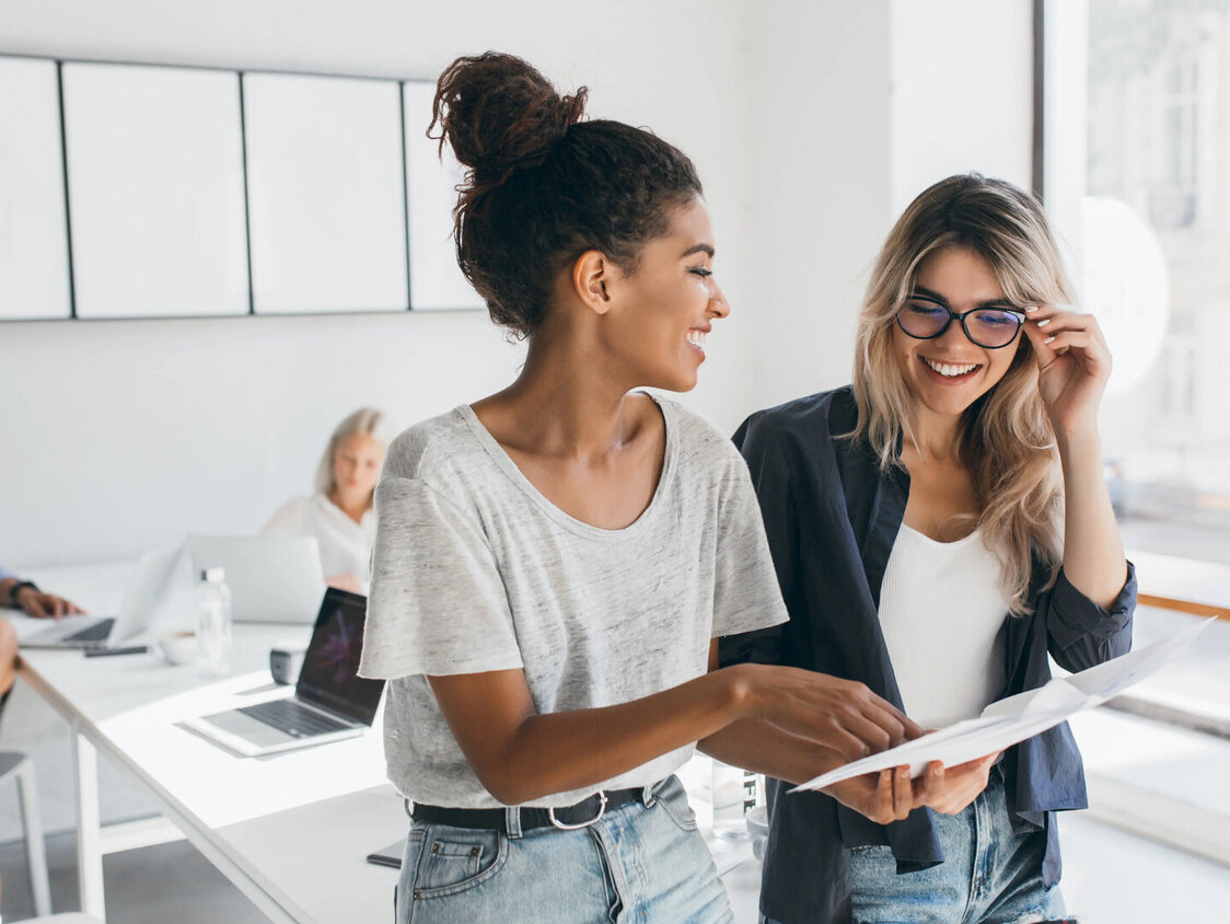 Young,Female,Executive,Explaines,New,Strategy,To,Blonde,Employee,In