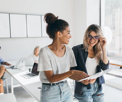 Young,Female,Executive,Explaines,New,Strategy,To,Blonde,Employee,In