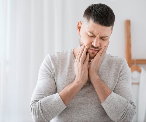 Man,Suffering,From,Tooth,Ache,In,Morning