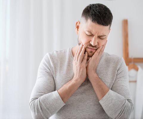 Man,Suffering,From,Tooth,Ache,In,Morning