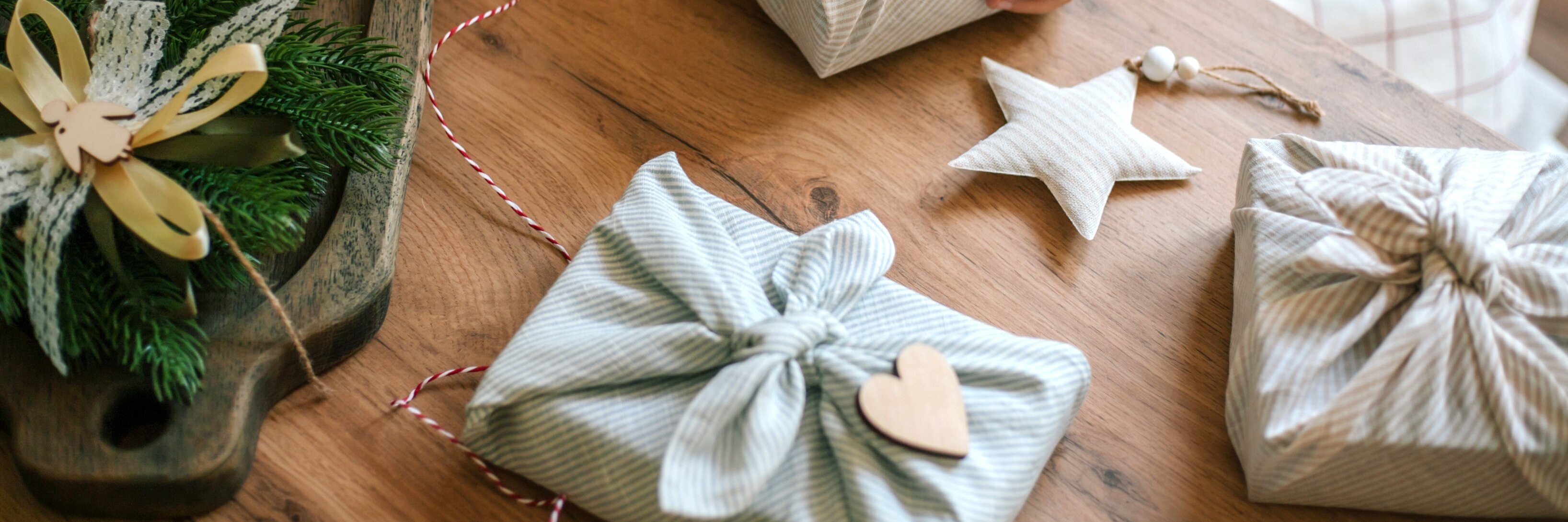 Ein Mädchen packt Geschenke nachhaltig in Stoff ein.