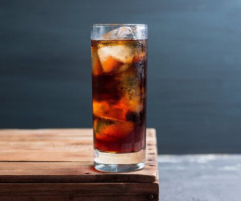 Ein Glas Cola mit Eiswürfeln