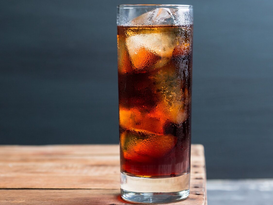 Ein Glas Cola mit Eiswürfeln
