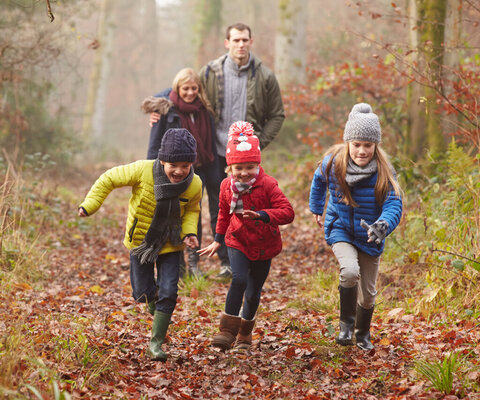 Familie im Wald
