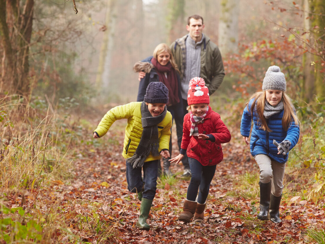Familie im Wald