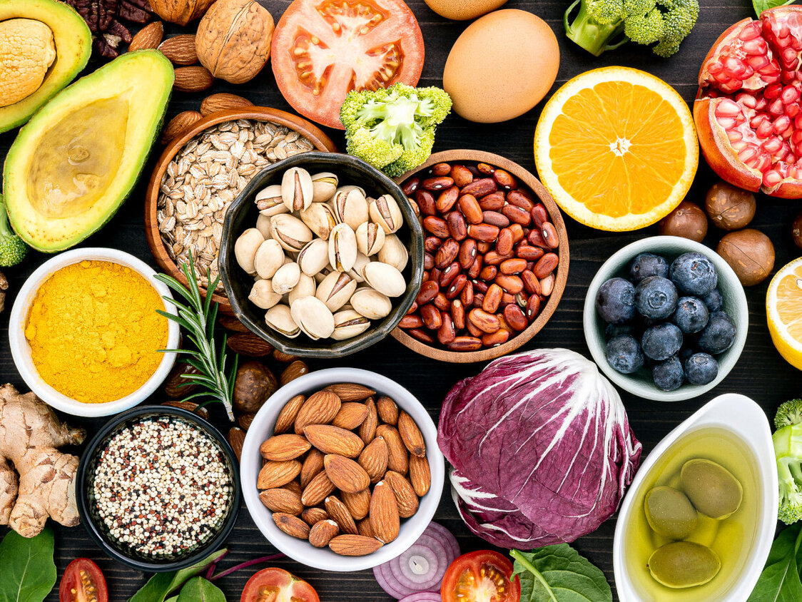 Auf einem Tisch stehen verschiedene gesunde Lebensmittel.