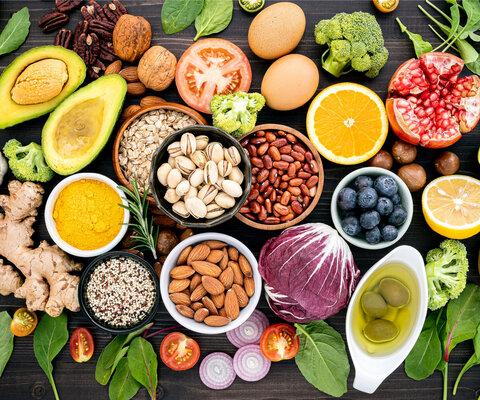 Auf einem Tisch stehen verschiedene gesunde Lebensmittel.