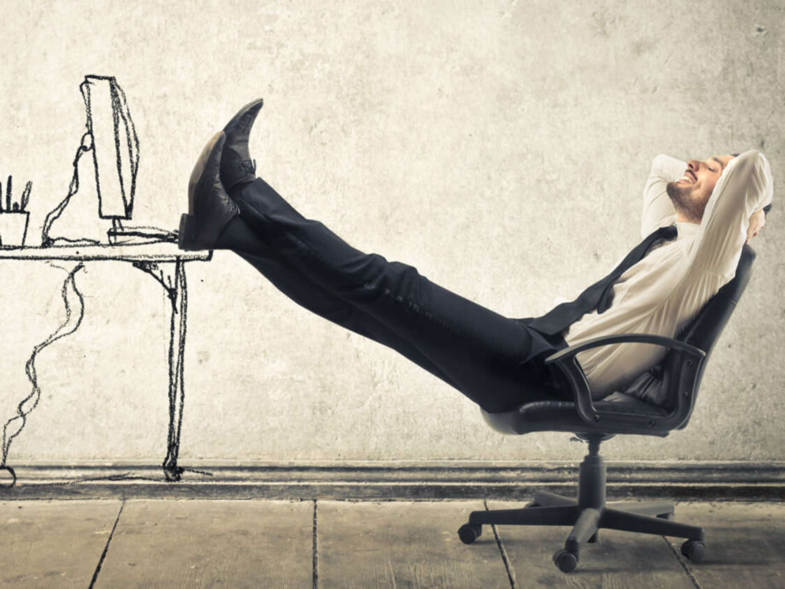 Mann zurückgelehnt auf dem Bürostuhl