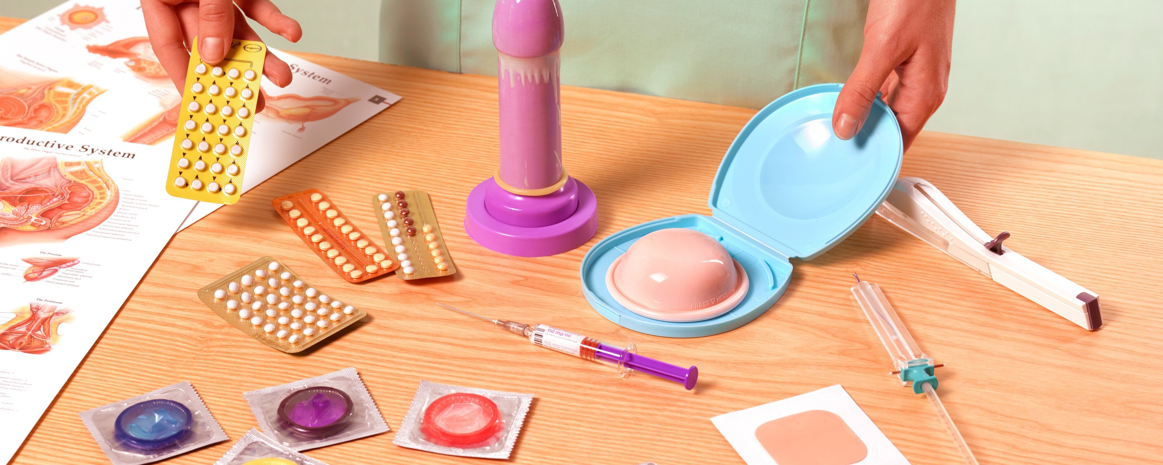 Schulkrankenschwester erteilt Sexualkundeunterricht und zeigt verschiedene Verhütungsmitteln