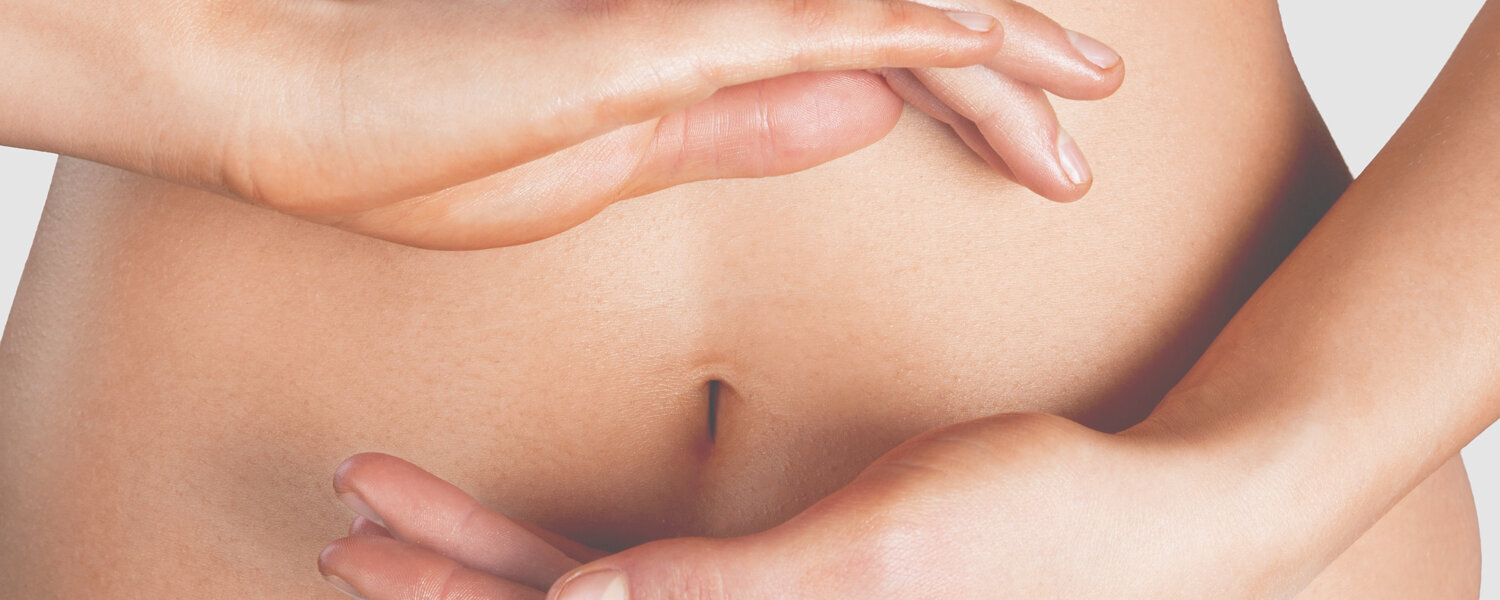 Ein Bauch, um den Bauchnabel herum die Hände in Form eines Kreises.